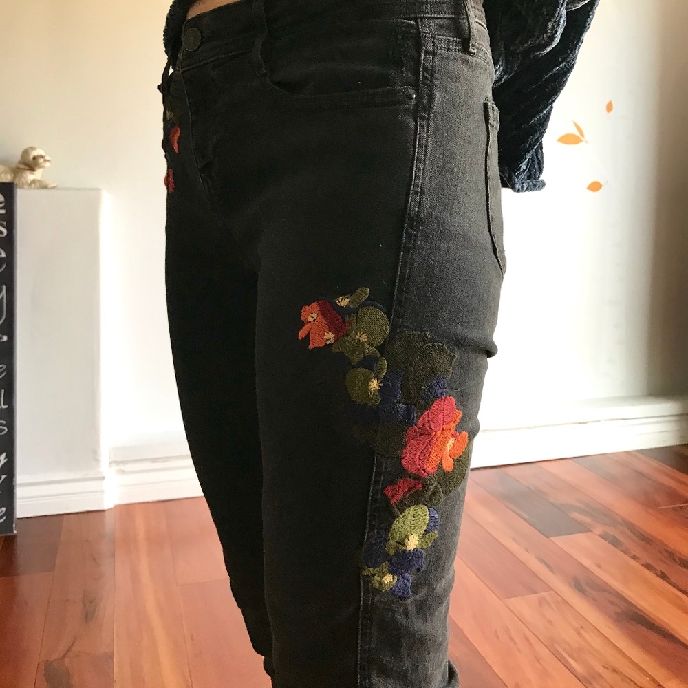 **SOLD** Embroidered skinny jeans